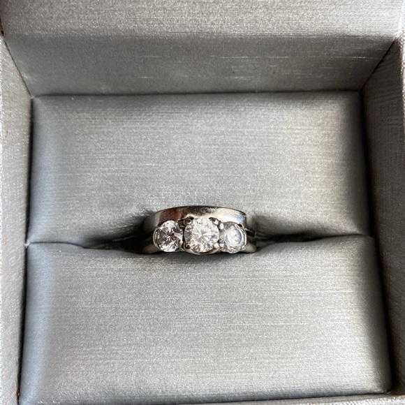 Elegant White Gold Diamond Ring - Picture 3 of 10